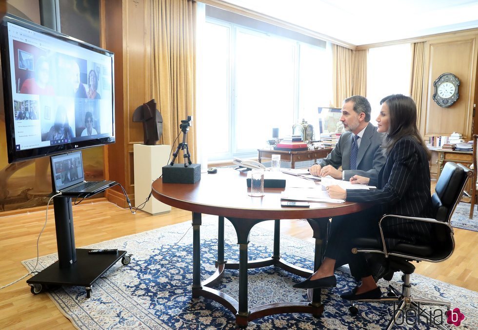 Los Reyes Felipe y Letizia mantienen una videoconferencia desde La Zarzuela por el coronavirus