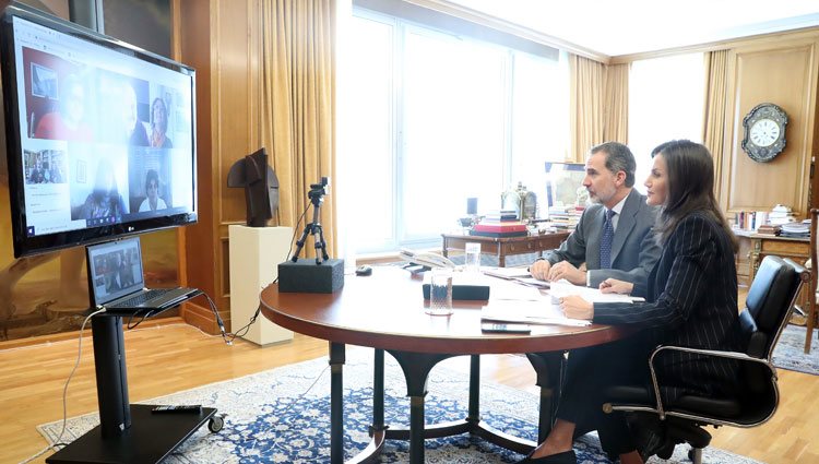 Los Reyes Felipe y Letizia mantienen una videoconferencia desde La Zarzuela por el coronavirus