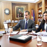 Los Reyes Felipe y Letizia teletrabajando desde La Zarzuela