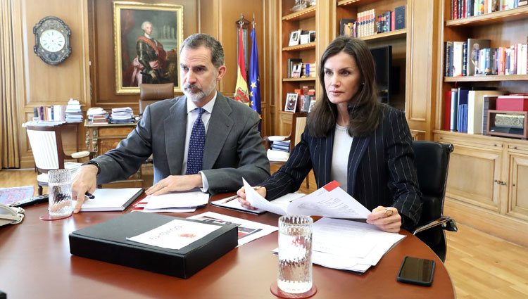 Los Reyes Felipe y Letizia teletrabajando desde La Zarzuela