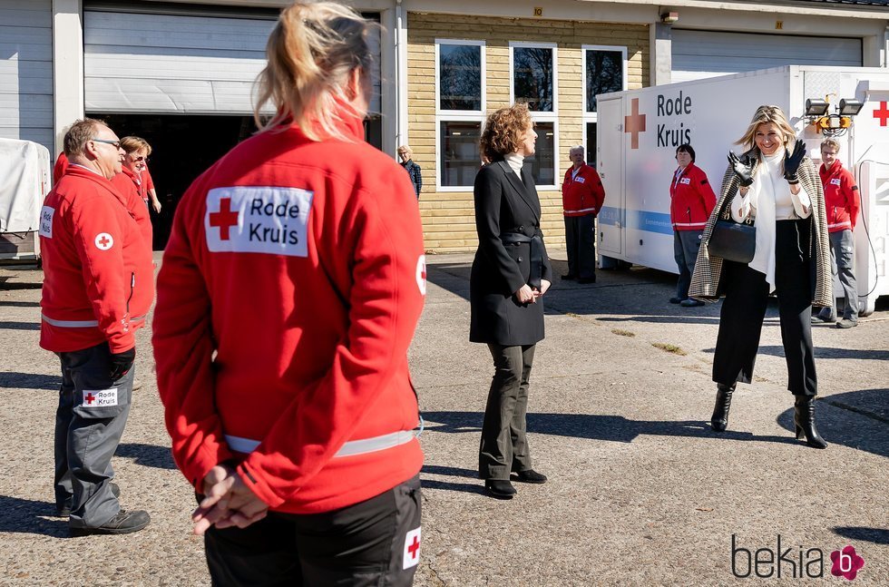 Máxima de Holanda agradeciendo la labor de la Cruz Roja de Loenen