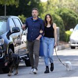 Ana de Armas y Ben Affleck paseando a sus mascotas en Los Ángeles