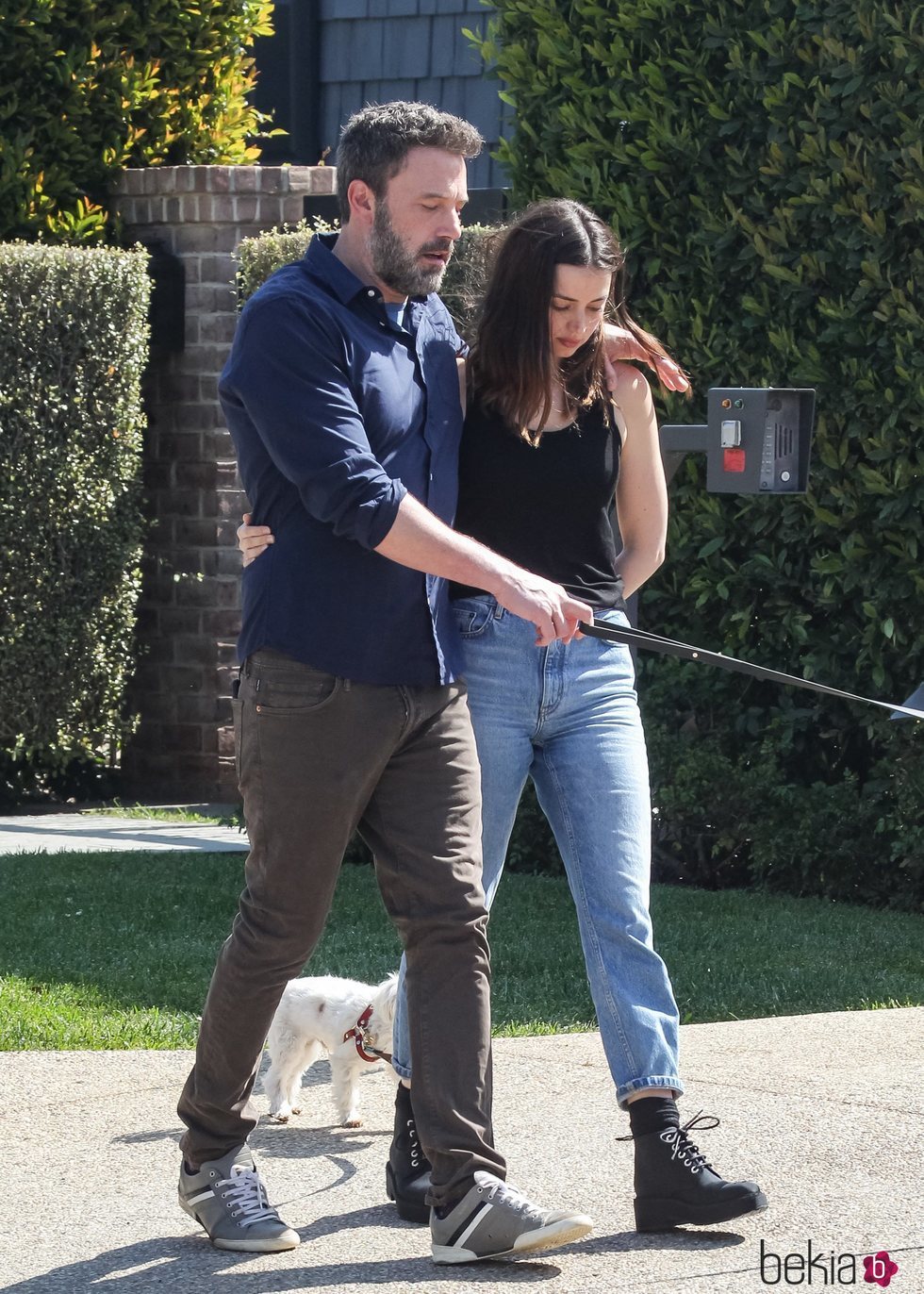 Ana de Armas y Ben Affleck paseando abrazados por Los Ángeles