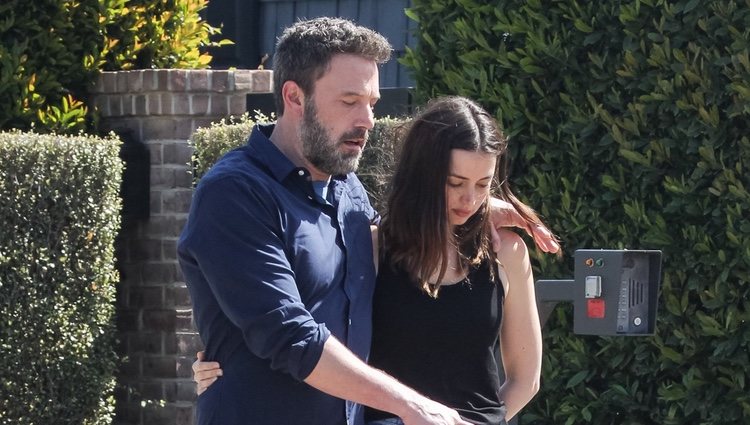 Ana de Armas y Ben Affleck paseando abrazados por Los Ángeles