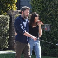 Ana de Armas y Ben Affleck paseando abrazados por Los Ángeles