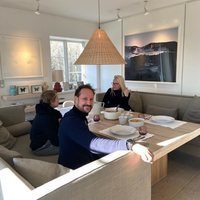 Haakon y Mette-Marit de Noruega cenando con su hijo Sverre Magnus de Noruega en su casa durante el confinamiento