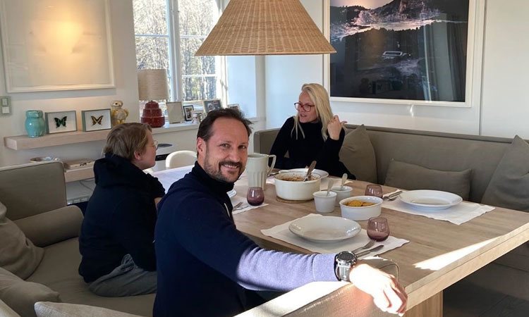 Haakon y Mette-Marit de Noruega cenando con su hijo Sverre Magnus de Noruega en su casa durante el confinamiento