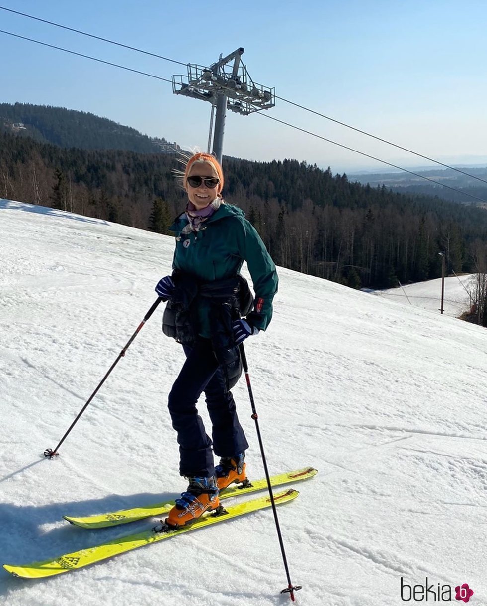 Mette-Marit de Noruega esquiando durante la cuarentena