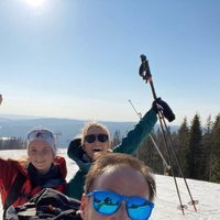 Haakon y Mette-Marit de Noruega esquiando con su hija Ingrid Alexandra durante la cuarentena