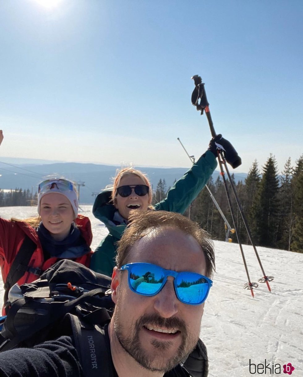 Haakon y Mette-Marit de Noruega esquiando con su hija Ingrid Alexandra durante la cuarentena