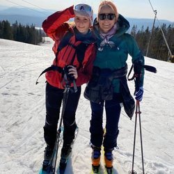 Mette-Marit de Noruega y su hija Ingrid Alexandra de Noruega esquiando durante la cuarentena