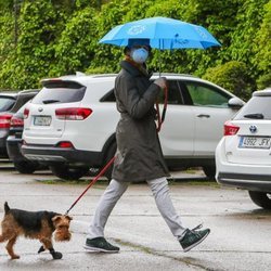 La Infanta Elena paseando a su perro con mascarilla