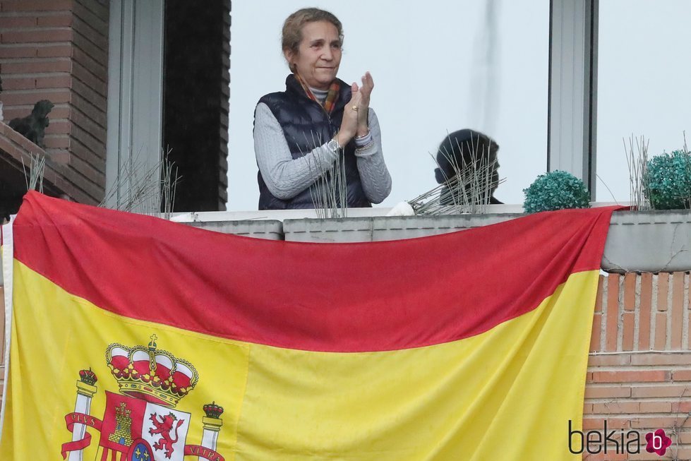 La Infanta Elena aplaudiendo a los saitarios en la terraza de su casa