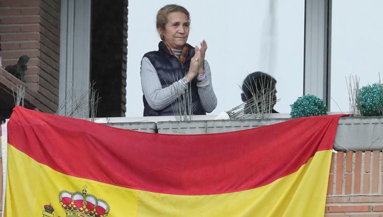 La Infanta Elena aplaudiendo a los saitarios en la terraza de su casa