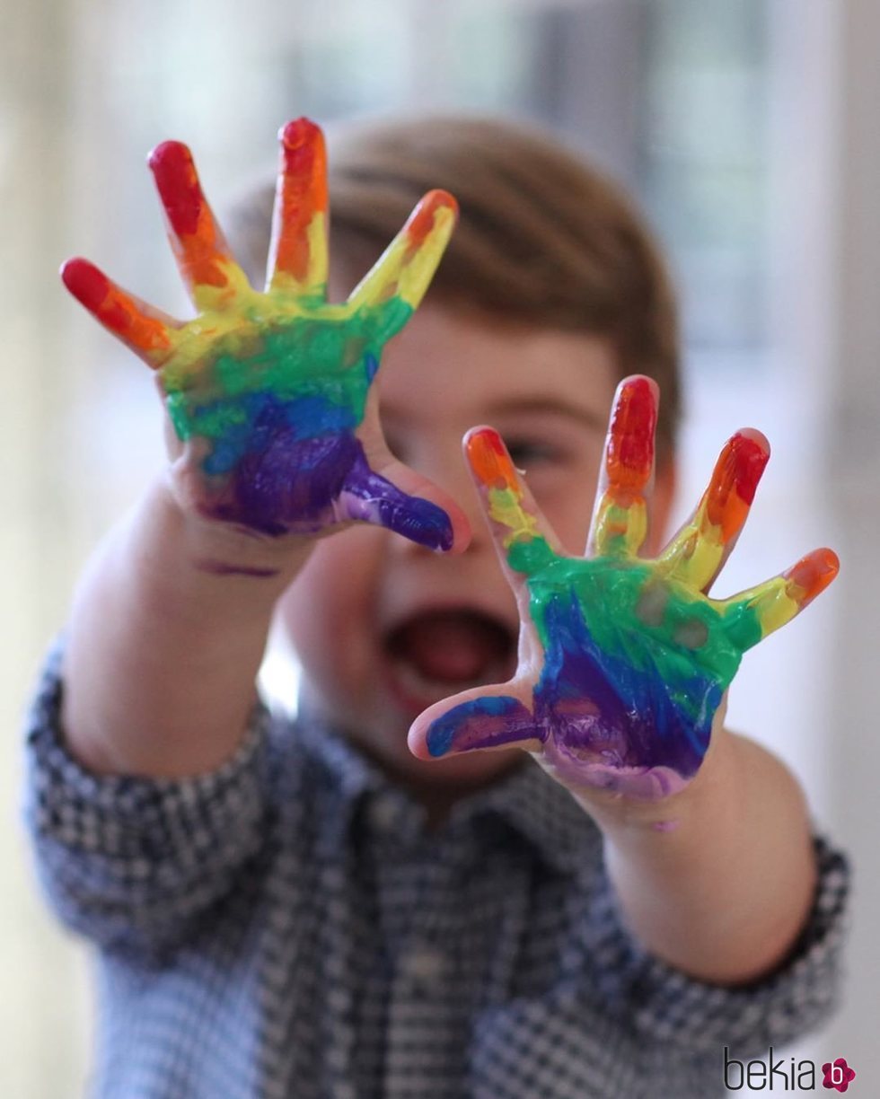 El Príncipe Luis con las manos llenas de pintura de colores