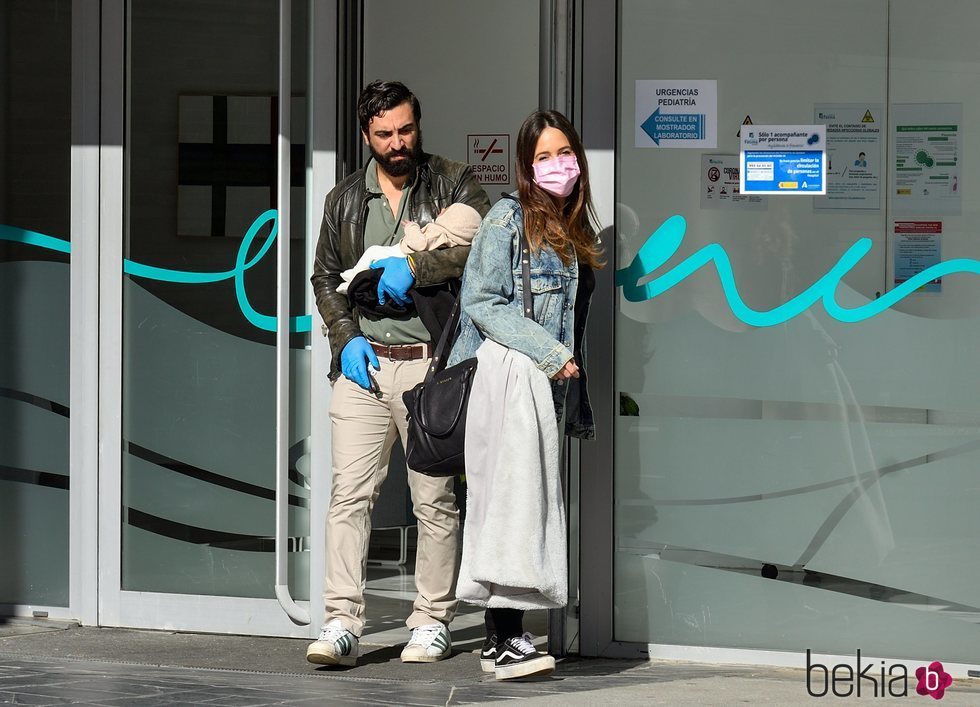 Rocío Osorno saliendo del hospital con su marido tras haber dado a luz a su segundo hijo