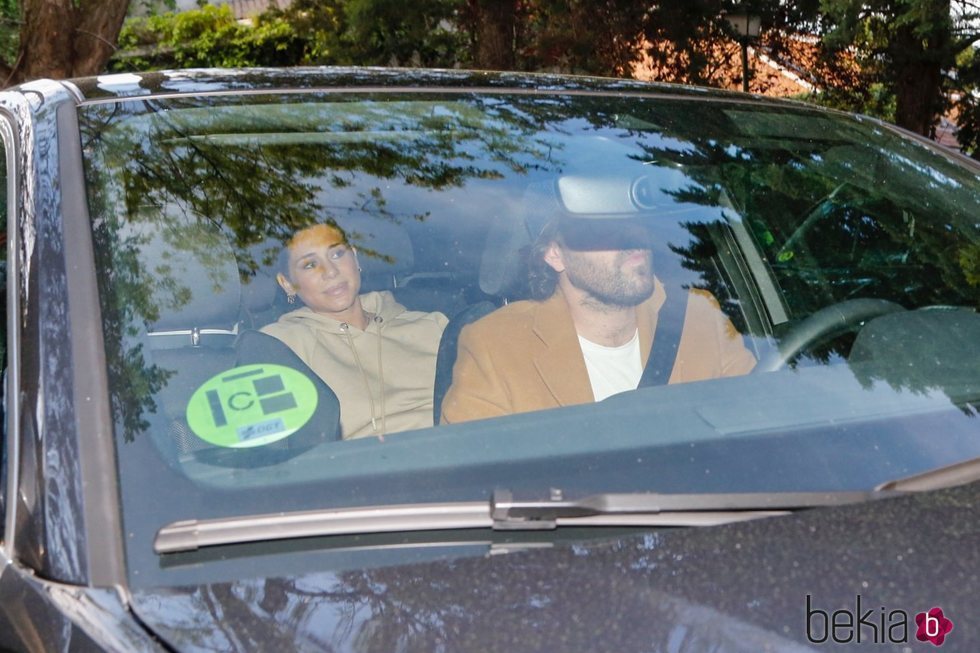 Elena Tablada saliendo del hospital en un coche tras haber dado a luz