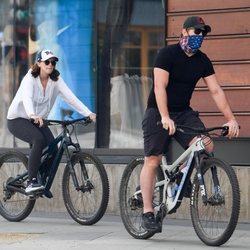 Chris Pratt y Katherine Schwarzenegger montando en bici en Los Ángeles