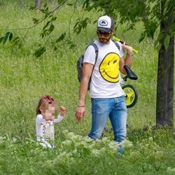 Roberto Leal paseando con su hija Lola en el primer día de paseos del confinamiento