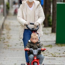 María Zurita paseando con su hijo Carlos el primer día de paseos del confinamiento