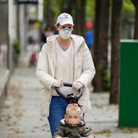 María Zurita paseando con su hijo Carlos el primer día de paseos del confinamiento