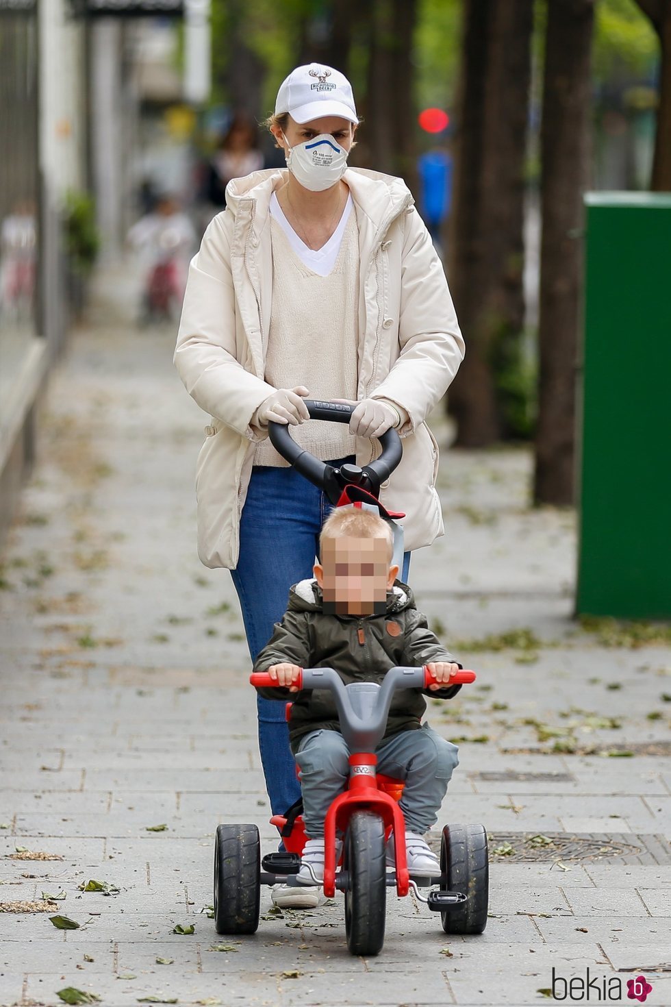 María Zurita paseando con su hijo Carlos el primer día de paseos del confinamiento