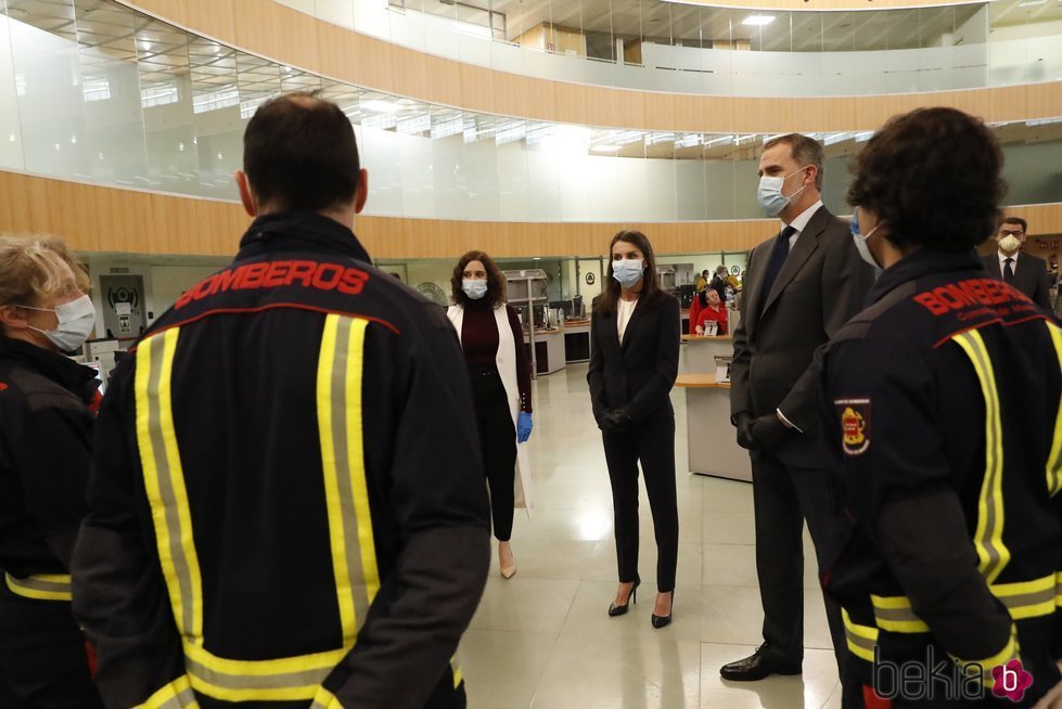 Los Reyes Felipe y Letizia junto a Isabel Díaz-Ayuso visitando la Agencia de Seguridad y Emergencias Madrid 112