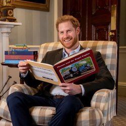 El Príncipe Harry participa en la presentación de un cuento en el que aparecen su padre y su abuela