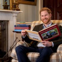 El Príncipe Harry participa en la presentación de un cuento en el que aparecen su padre y su abuela