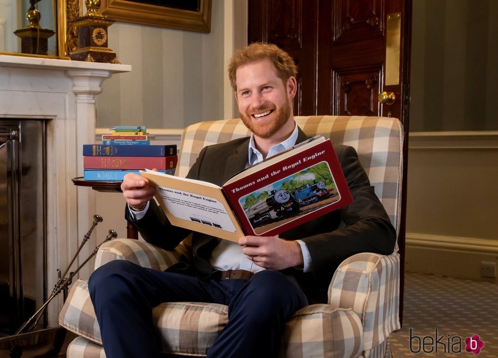 El Príncipe Harry participa en la presentación de un cuento en el que aparecen su padre y su abuela