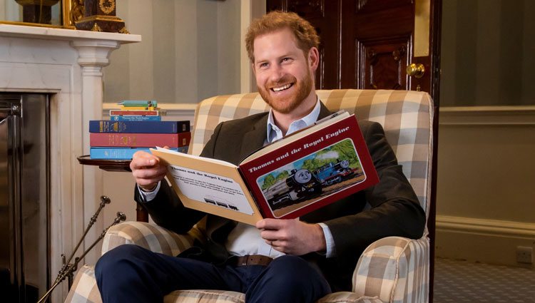 El Príncipe Harry participa en la presentación de un cuento en el que aparecen su padre y su abuela