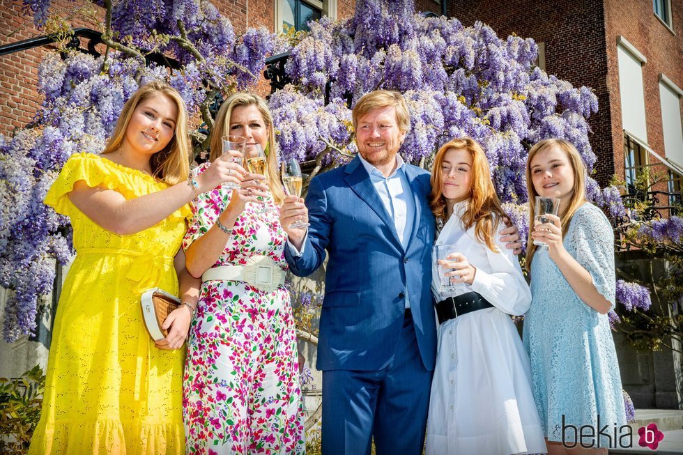 Guillermo Alejandro de Holanda brindando con la Reina Máxima y sus tres hijas por el Día del Rey 2020