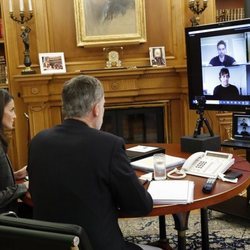 Los Reyes Felipe y Letizia hablando con Rafa Nadal, Fernando Alonso y Pau Gasol