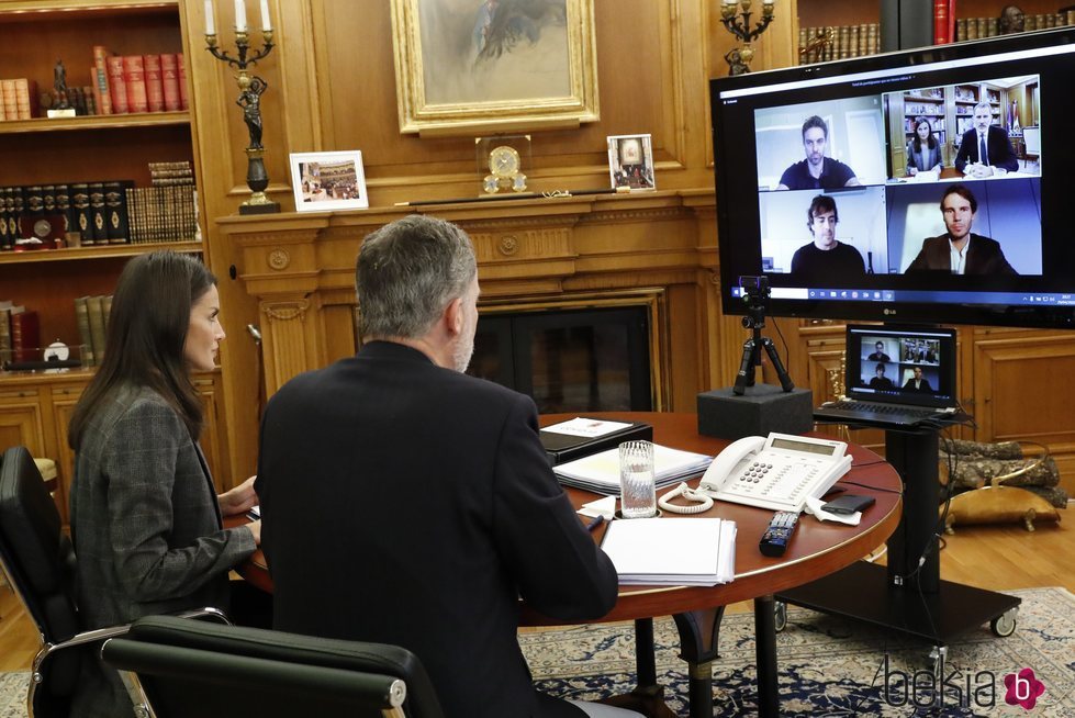 Los Reyes Felipe y Letizia hablando con Rafa Nadal, Fernando Alonso y Pau Gasol