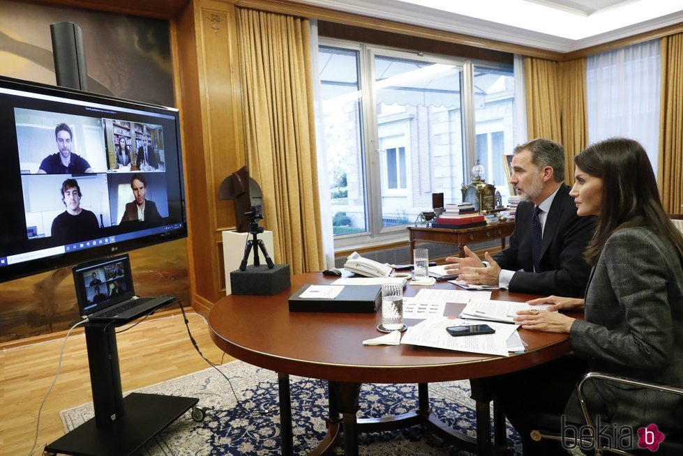 Los Reyes Felipe y Letizia en una videoconferencia con Rafa Nadal, Pau Gasol y Fernando Alonso