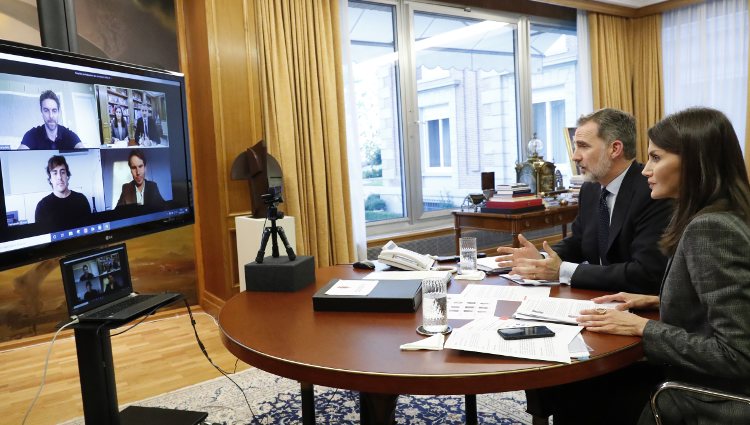 Los Reyes Felipe y Letizia en una videoconferencia con Rafa Nadal, Pau Gasol y Fernando Alonso