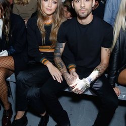 Gigi Hadid y Zayn Malik en un desfile de Londres