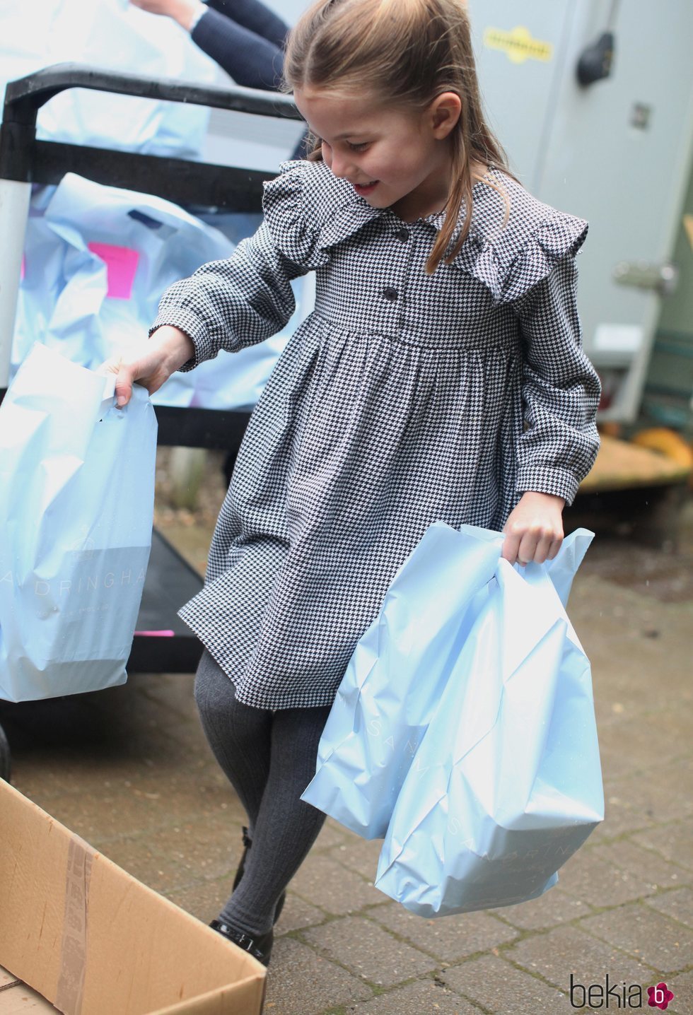 La Princesa Carlota en la entrega de alimentos a personas mayores durante el confinamiento