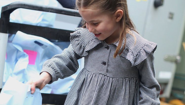 La Princesa Carlota en la entrega de alimentos a personas mayores durante el confinamiento