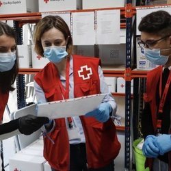 La Reina Letizia hablando con algunos voluntarios de Cruz Roja