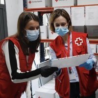 La Reina Letizia hablando con algunos voluntarios de Cruz Roja