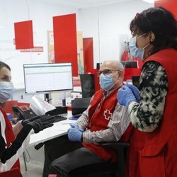 La Reina Letizia conociendo Cruz Roja de cerca