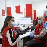 La Reina Letizia conociendo Cruz Roja de cerca