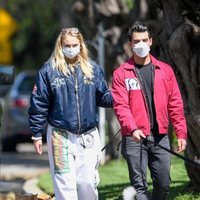 Joe Jonas y Sophie Turner paseando con sus perros