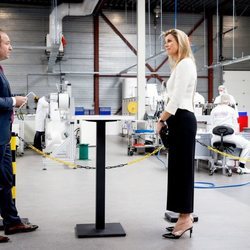 La Reina Máxima de Holanda visitando una fábrica de mascarillas