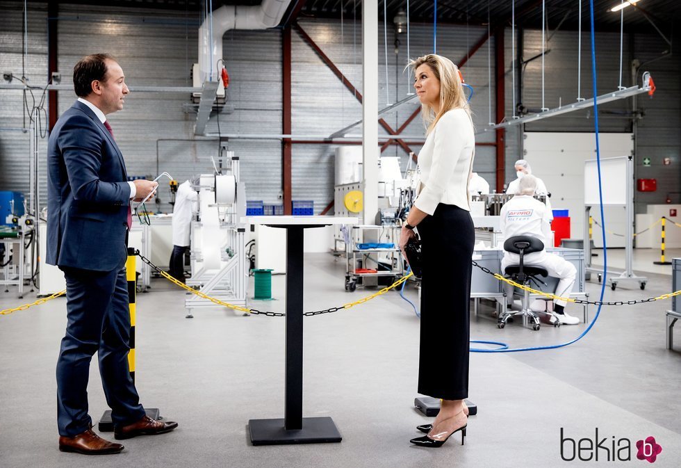 La Reina Máxima de Holanda visitando una fábrica de mascarillas