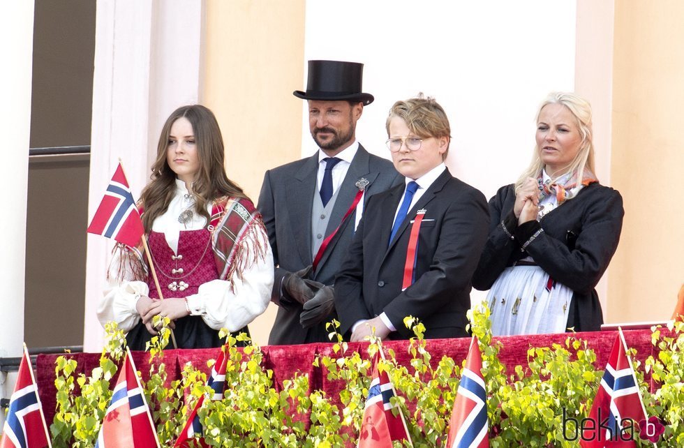 Los Príncipes Haakon y Mette-Marit con sus hijos el Día Nacional 2020