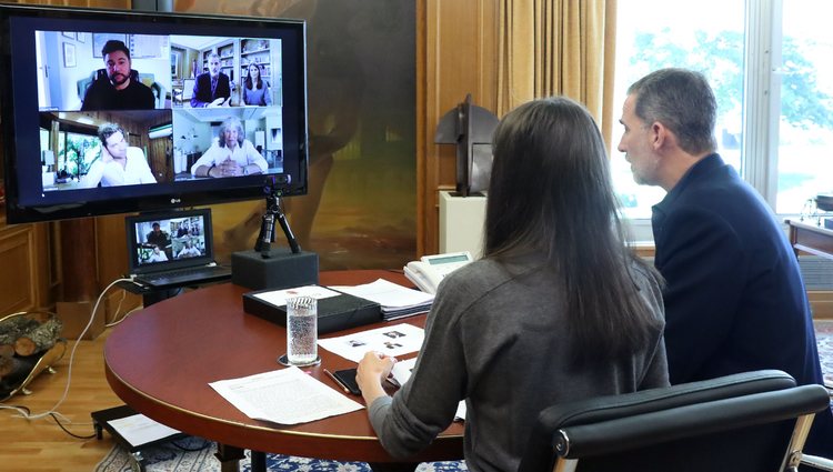 Los Reyes Felipe y Letizia reunidos con David Bisbal, Miguel Poveda y José Mercé mediante videocoferencia