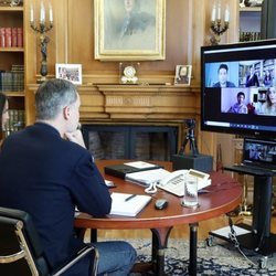 Los Reyes Felipe y Letizia reunidos con Elvira Sastre, Leti Sala, Marwan y Defreds mediante videocoferencia