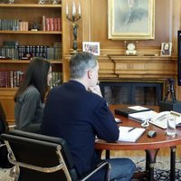 Los Reyes Felipe y Letizia reunidos con Elvira Sastre, Leti Sala, Marwan y Defreds mediante videocoferencia